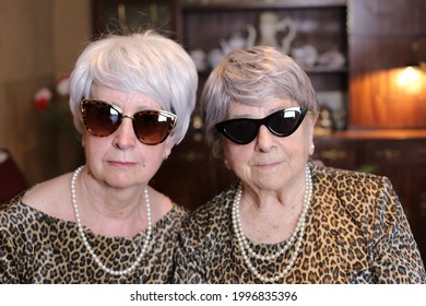 Senior Sisters With Matching Leopard Outfits
