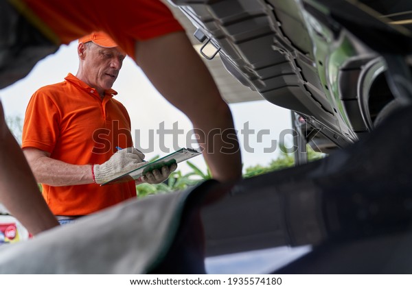 Senior Supervisor of mechanic check list\
of maintainance task for car service\
garage