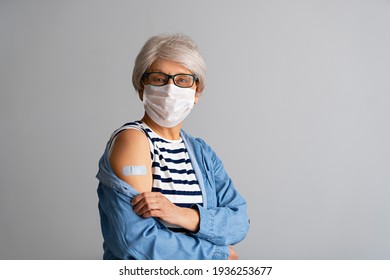 Seniorin nach der Impfung. Virenschutz. COVID-2019.