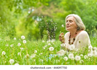 Mujer mayor en parque verde