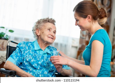 Seniorin mit ihrer Betreuung zu Hause