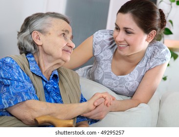 Seniorin mit ihrer Heimbetreuung