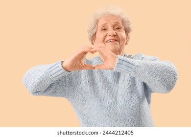 Mujer mayor haciendo corazón