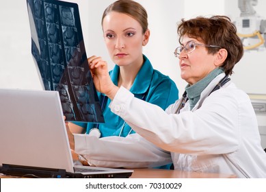 Senior woman professor explain to a young female medical student