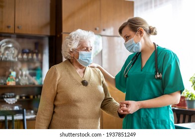 Seniorin, besucht von Hausärztin während des Schließvorgangs