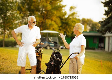 Senioren Golfer auf dem Feld reden. 