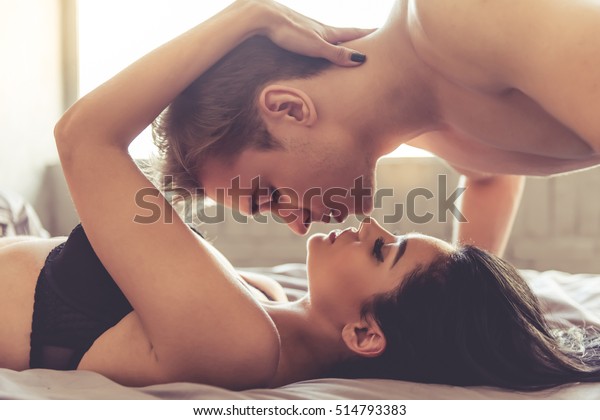 Vacker tjej gör sex med en svart kille i ett hotellrum