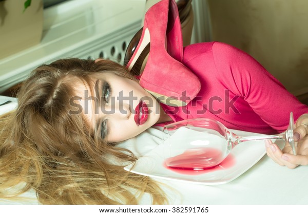 官能的な優美なグラマーの若い酔っ払い女性で 美しい髪をガラス張りにテーブルの上に置き 赤ワインを水靴で二日酔いにして 水平の絵 の写真素材 今すぐ編集