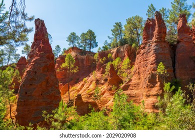 Sentier des ocres, Roussillon, Vaucluse, Provence, France - Shutterstock ID 2029020908