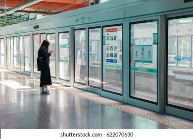 Seoul, Korea - April 10, 2017 : Oksu Station Platform Screen Door With Passenger