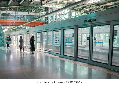 Seoul, Korea - April 10, 2017 : Oksu Station Platform Screen Door With Passenger