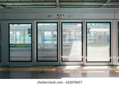 Seoul, Korea - April 10, 2017 : Oksu Station Platform Screen Door