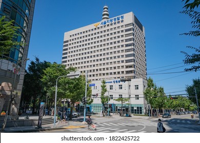 Seoul, Korea Republic Of - September 19 2020 : The Seoul Metropolitan Police Agency Building In Jongno-gu, Seoul Has A Police Logo And A Group Name Written In Korean.