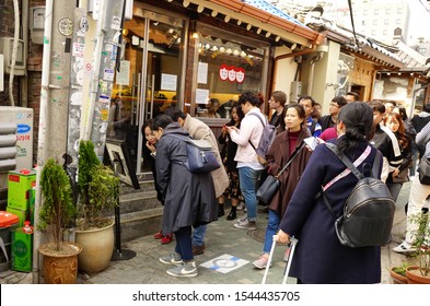 Seoul, Republic Of Korea - March 2019: A Large Queue Of People In A Popular Cafe.