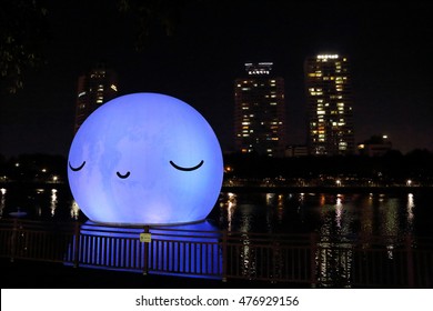 SEOUL, REPUBLIC OF KOREA - SEP 1, 2016: Super Moon Project On Seokchon Lake. This Moon Was Made By FriendsWithYou, The Fine Art Collaborative Of Samuel Borson And Arturo Sandoval.