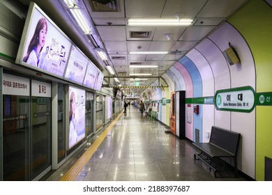 Seoul, South Korea - 8 April 2018 : Platform Of Ewha Womans University Station On The Seoul Subway Line 2