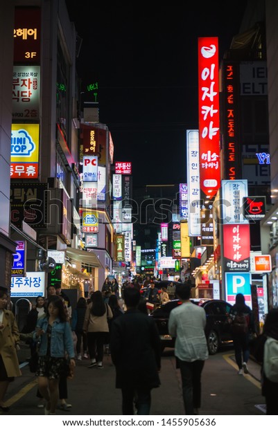 SEOUL, SOUTH\
KOREA - APRIL 15, 2019 : Neons, lights and people in the street,\
night scene in a gangnam-gu\
street