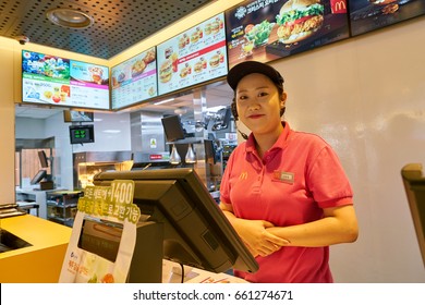 SEOUL, SOUTH KOREA - CIRCA MAY, 2017: Indoor Portrait Of Worker At McDonald's Restaurant. McDonald's Is An American Hamburger And Fast Food Restaurant Chain.