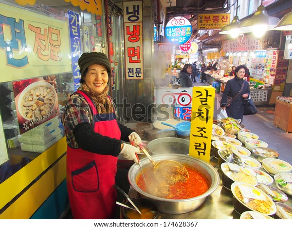 ソウル南大門の食堂のオモニ（韓国）