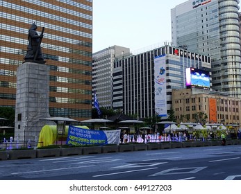 Seoul, South Korea, May 27,2017, There Is The Labor Union Banner That Wants To Solve The Problem Of Dismissal Under A Predecessor Authoritarian Regime At Gwanghwamun Square.