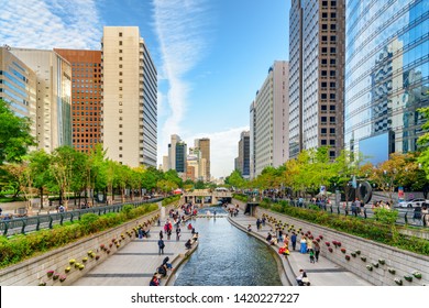 Seoul, South Korea - October 15, 2017: Scenic View Of The Cheonggye Stream (Cheonggyecheon) At Downtown. Tourists And Residents Resting And Walking Along The Stream. Amazing Autumn Cityscape.