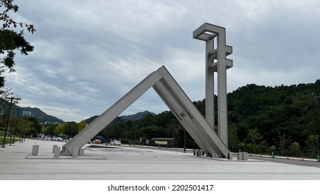 Seoul, South Korea - September 15 2022: Seoul National University Symbol At The Entrance