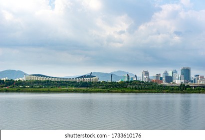 SEOUL, SOUTH KOREA - SEPTEMBER 23, 2018: View Of Seoul Or Jamsil Olympic Stadium Among The Group Of Skyscrapers. View From Across The Han River.