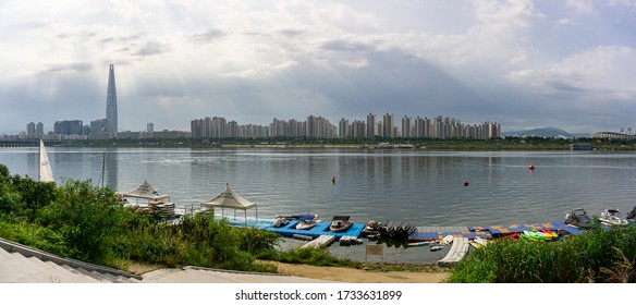 SEOUL, SOUTH KOREA - SEPTEMBER 23, 2018: Panorama View Of Skyscraper With Lotte World Tower And Seoul Olympic Stadium, View Across The Boats Pier In The Han River.