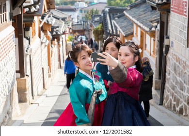 SEOUL,SOUTH KOREA - OCT 25,2018 :Unidentified People Visit Bukchon Hanok Village In Seoul,South Korea On October 25,2018. Bukchon Hanok Village Is Preserved To Show A 600-year-old Urban Environment