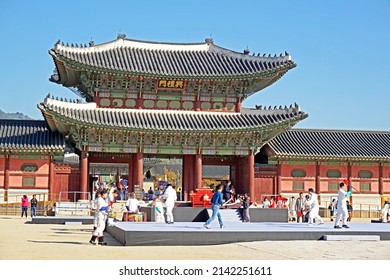 SEOUL-SÜDKOREA-OKTOBER 19 : Traditioneller südkoreanischer Palast in Seoul, 19. Oktober 2018, Seoul, Südkorea.                                 
