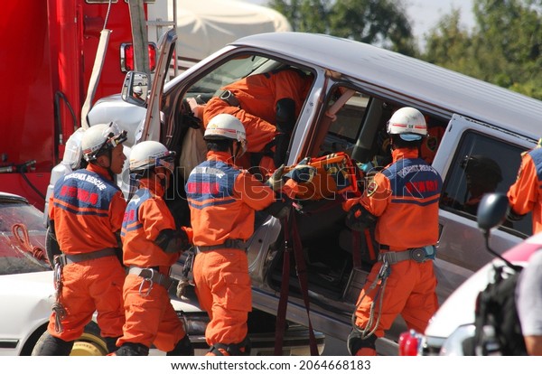 Sep.4,2010 , Sakai Osaka Japan\
Disaster\
drills are being conducted with the participation of\
citizens.\
\
Rescue an injured person from a damaged\
car.\
