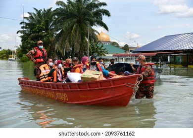 SEPANG - DECEMBER 20th : The members of Fire and Rescue Department of Malaysia evacuated the flood victims at RTB Bukit Changgang, Dengkil, Sepang on December 20th, 2021.