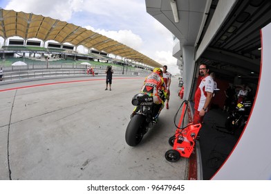 1000 Pitstop Garage Stock Images Photos Vectors Shutterstock