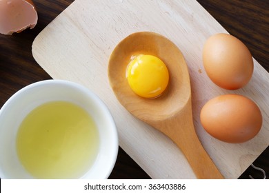  separated egg white and yolk