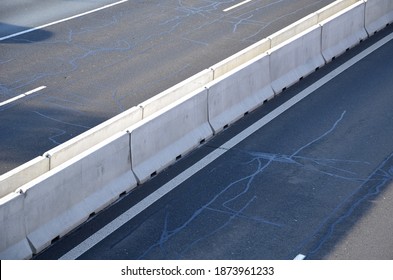 separation of lanes on the highway by means of heavy concrete barriers. they are used in places where driving directions are too close to each other. where it is not possible to use steel barriers