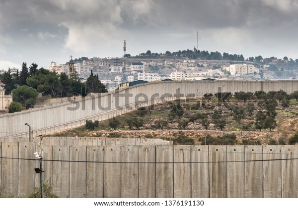 Separation\
wall between Israel and West Bank in\
Jerusalem