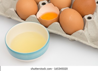 Separation the yolk of egg in little bowl and the egg in the tray