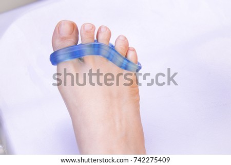Separator for the toes. Stretching exercise.