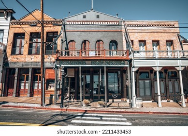 September 10, 2022, Virginia, USA. Low Angle View Of Shops In Old Buildings In City. Empty Road By Vintage Architectural Structures With Clear Blue Sky In Background. Famous Tourist Attraction.