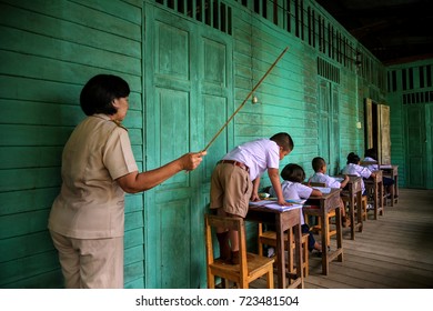 September 20, 2017 In Phichit Thailand Are Women Teachers Punished Students. During The The Woodwork Classroom Buildings.