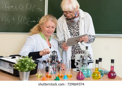 September, 2017 - Belarus, Minsk. Women Teacher And Professor Are In Chemistry Class. STEM Education. They Tell About Lego Mindstorm Robot, Mechanic, Chemistry, Biology. They Use Apple Ipad.