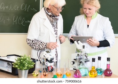 September, 2017 - Belarus, Minsk. Women Teacher And Professor Are In Chemistry Class. STEM Education. They Tell About Lego Mindstorm Robot, Mechanic, Chemistry, Biology. They Use Apple Ipad.