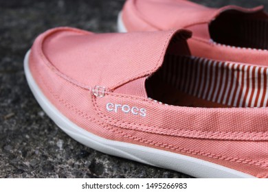 crocs close shoes
