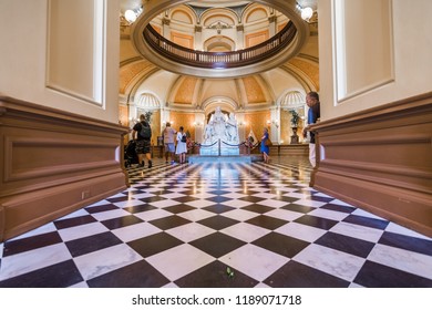 September 22, 2018 Sacramento / CA / USA - People Visiting The California State Capitol; The Building Serves As Both A Museum And The State’s Working Seat Of Government