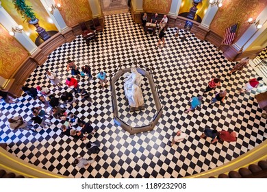 September 22, 2018 Sacramento / CA / USA - People Visiting The California State Capitol; The Building Serves As Both A Museum And The State’s Working Seat Of Government