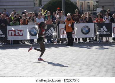 SEPTEMBER 25, 2011 - BERLIN: Winner Florence Kiplagat (Kenia) At The Berlin-Marathon 2011, Pariser Platz, Berlin.