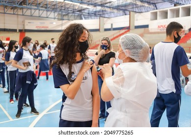 Apucarana,Paraná,Brazil -September 27, 2021 - Adolescent Students From The Cerávolo De Apucarana State School Receive The Covid Vaccine At The Lagoão De Apucarana Sports Gym.
