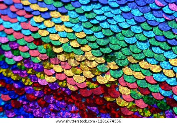 マクロの背景をシークンします 多彩色のシークン 虹 背景をスケールします ペイルレットの布地の背景 シークイン織物 の写真素材 今すぐ編集
