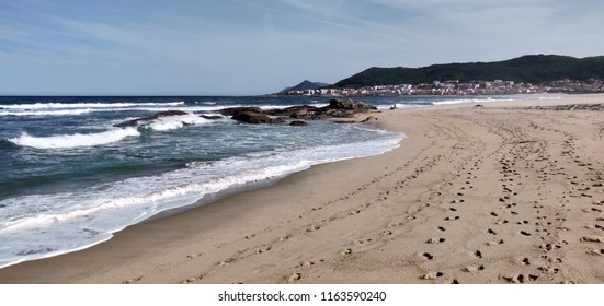 Sereia da Gelfa bay beach, with Vila Praia de Ancora in background.
