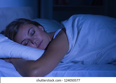 Спокойная женщина, спящая ночью в спальне